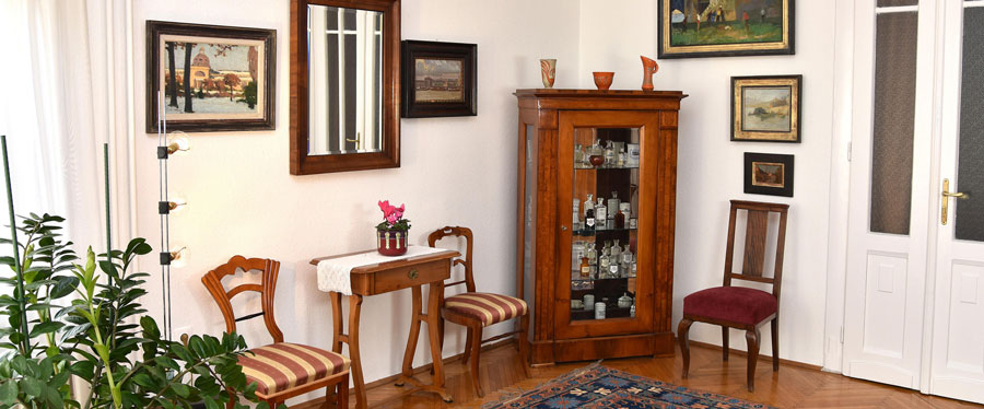 A Sümeghi Magánrendelő otthonos, klasszikus stílusú váróterme